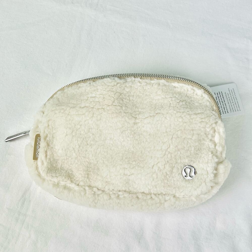 Lululemon NWT Everywhere Belt Bag FLEECE Natural Ivory Trench Neutral Winter
